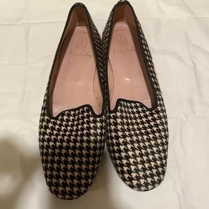 Pretty Loafer Flats in Black and white